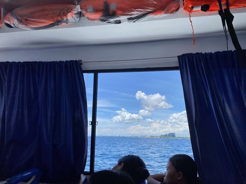 船から見えるマクタン島