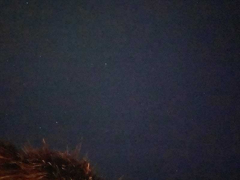 モアルボアルの夜空。左下にヤシの屋根。