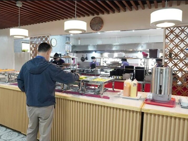 pines-mainカフェテリア