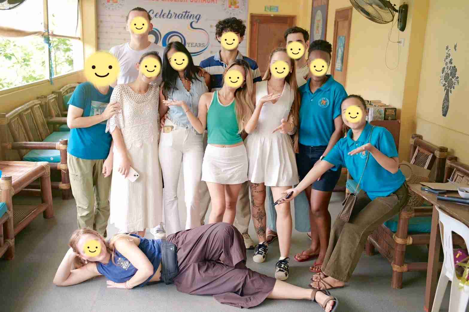 多国籍の留学生たちと語学学校で撮影した集合写真