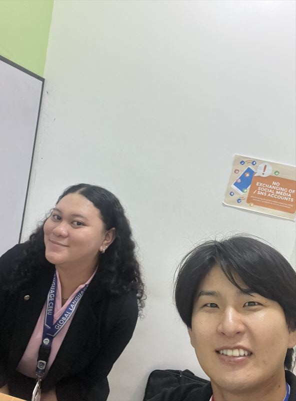 GLC校のフィリピン人講師と記念撮影するR様