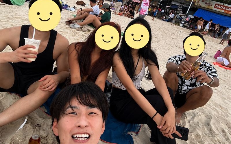 GLC校で知り合った友人たちとビーチで過ごすR様