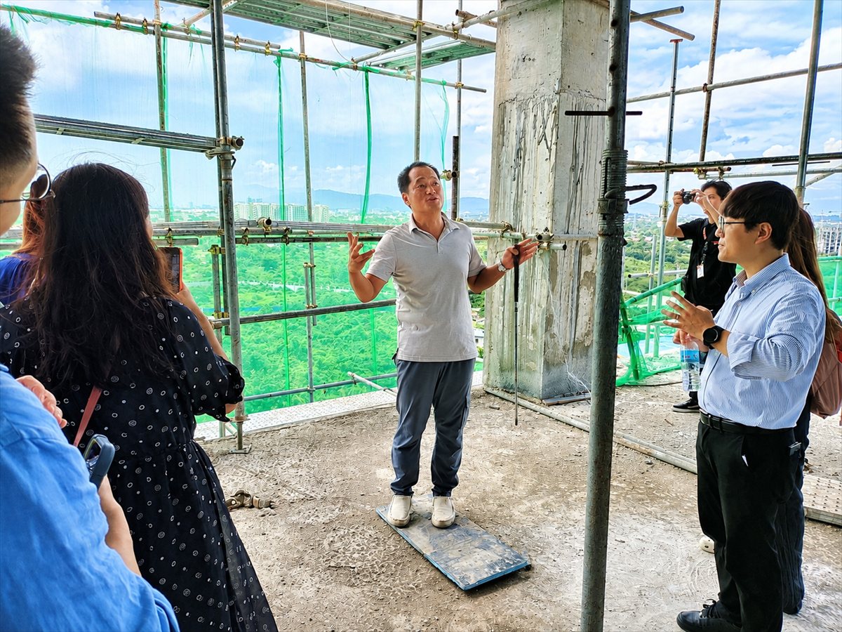 SMEAG Baydream Campusの建設現場で、SUN JAE HWANG（ファン・ソンジェ）社長から、施設計画や工事の進捗について直接説明を受けました。社長は毎日現場を訪れ、自ら工事の状況を確認しながら、完成に向けて指揮を取っています。