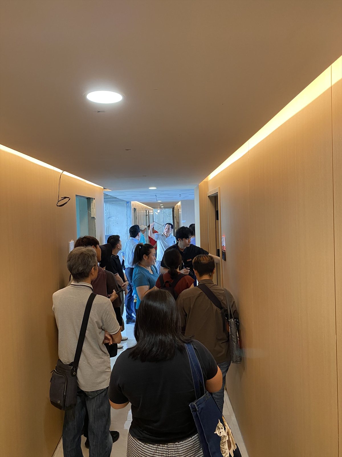 SMEAG Baydream Campusの内部廊下を見学している様子