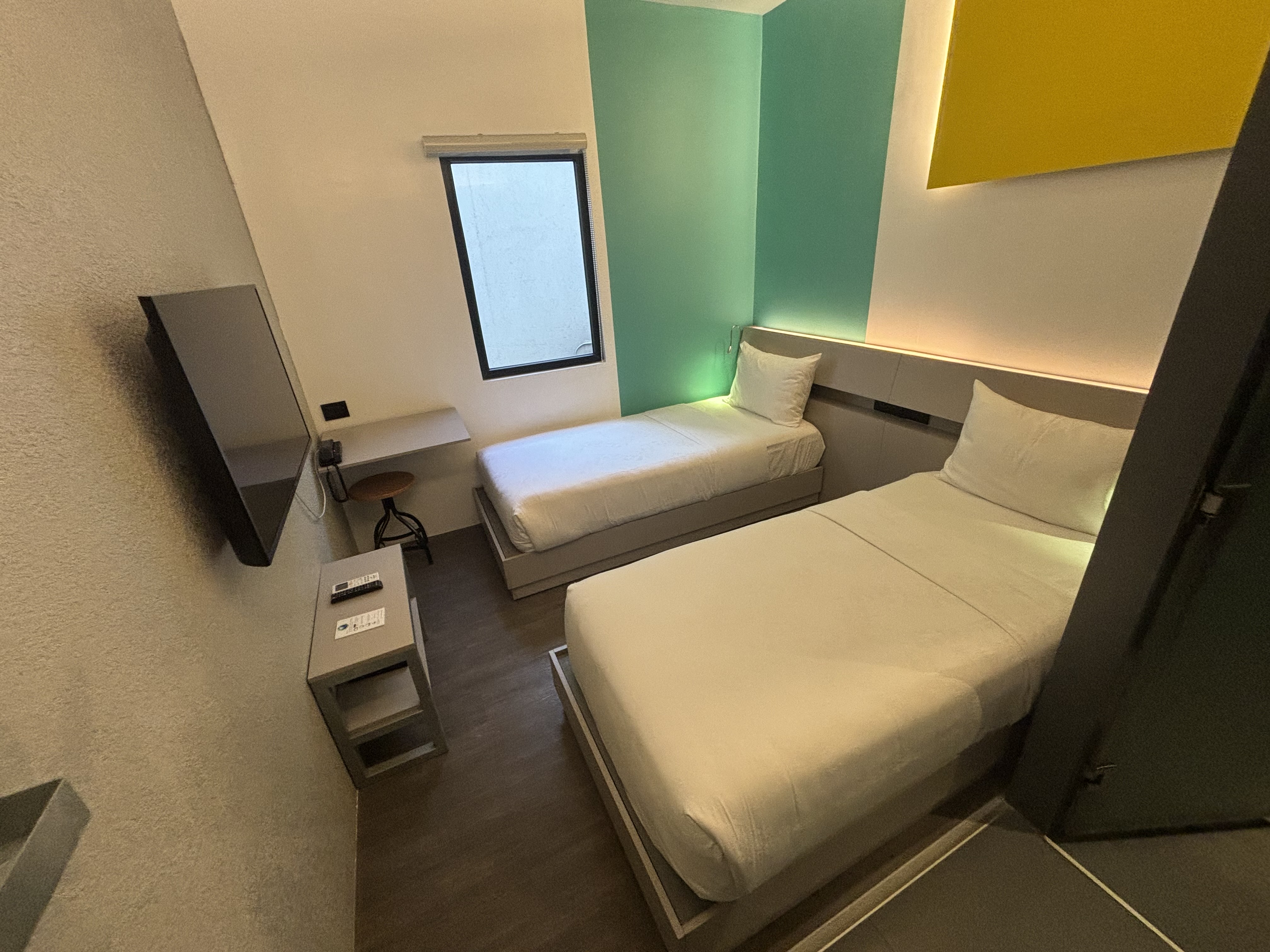 ３D-yellowhotel