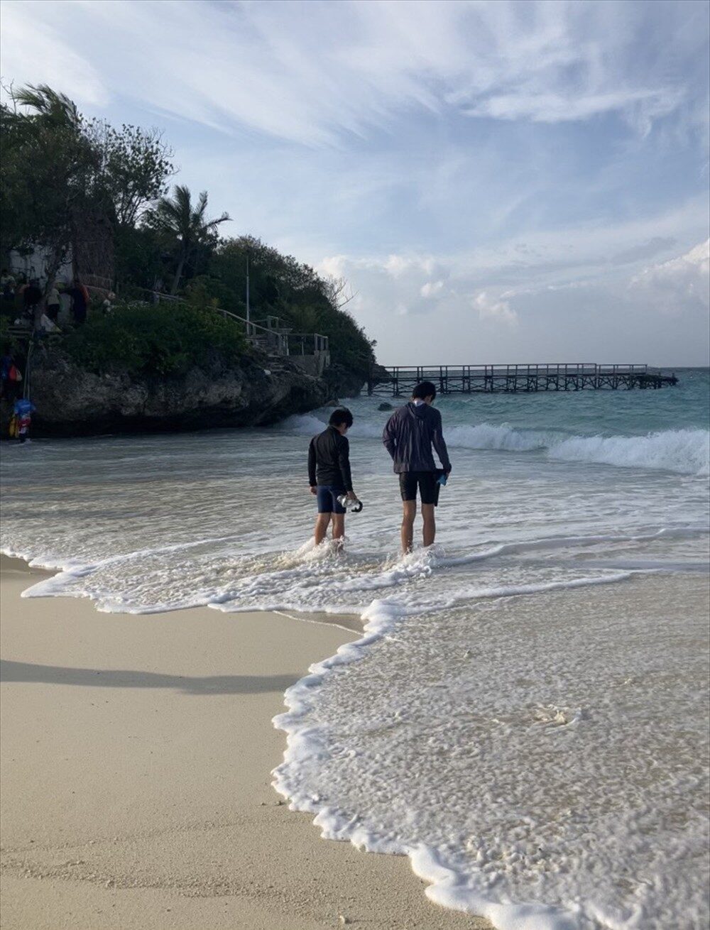 セブ島の海を楽しむ兄弟