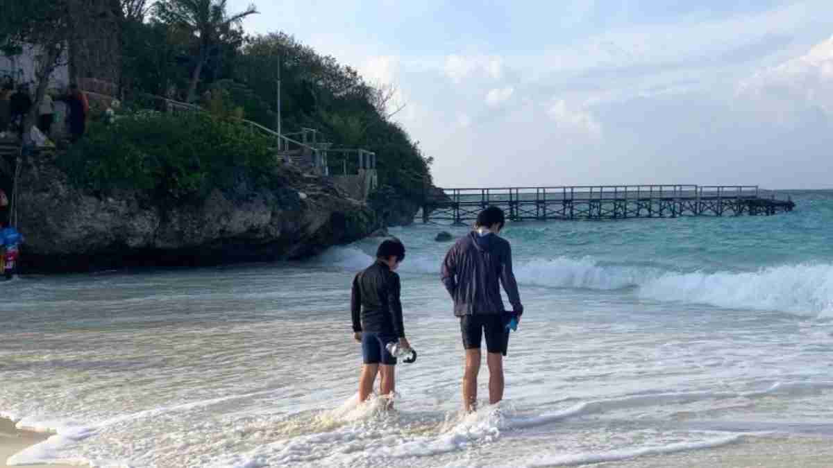 セブ島の海を楽しむ兄弟